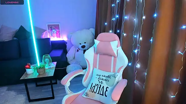 Snapshot of Queen_baby chatting on December 15, 2:38 am Queen baby online show from December 15, 2:38 am