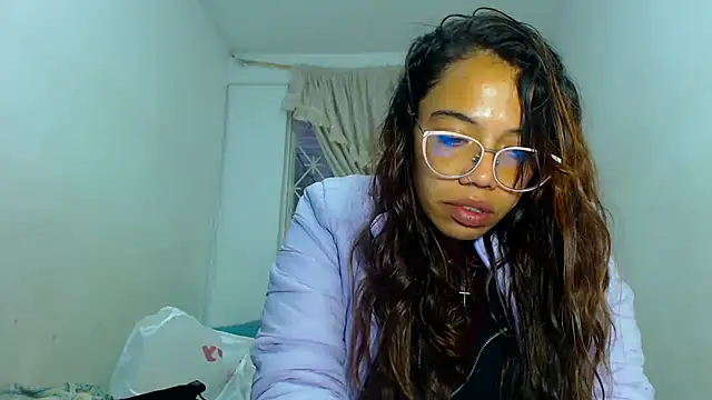 AmaraRoberts420 online show from December 7, 9:44 pm
