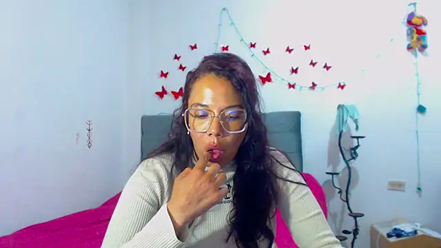 AmaraRoberts420 online show from March 18, 10:37 pm