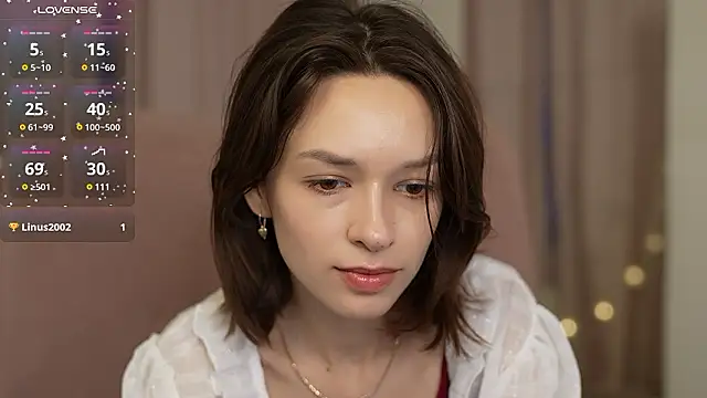 VivianLy  online show from December 3, 10:39 am