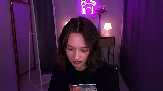 VivianLy  online show from February 14, 9:56 am