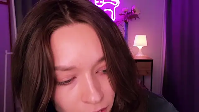 VivianLy  online show from February 16, 12:32 pm