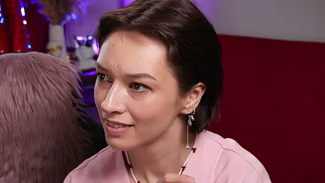 VivianLy  online show from April 5, 12:13 pm