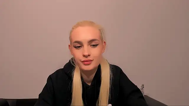 Snapshot of OliviaKisss chatting on March 25, 8:15 pm OliviaKisss online show from March 25, 8:15 pm