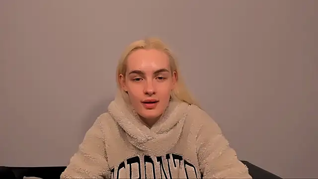 Snapshot of OliviaKisss chatting on March 26, 8:14 pm OliviaKisss online show from March 26, 8:14 pm