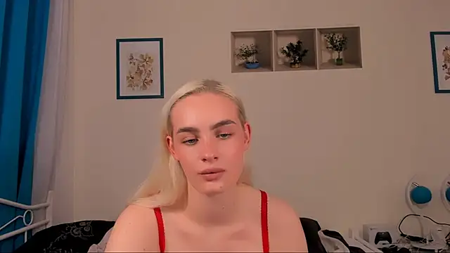 Snapshot of OliviaKisss chatting on April 13, 5:51 pm OliviaKisss online show from April 13, 5:51 pm
