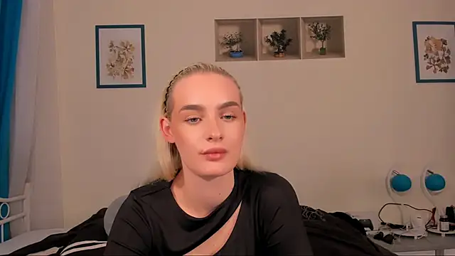 Snapshot of OliviaKisss chatting on April 15, 7:32 pm OliviaKisss online show from April 15, 7:32 pm