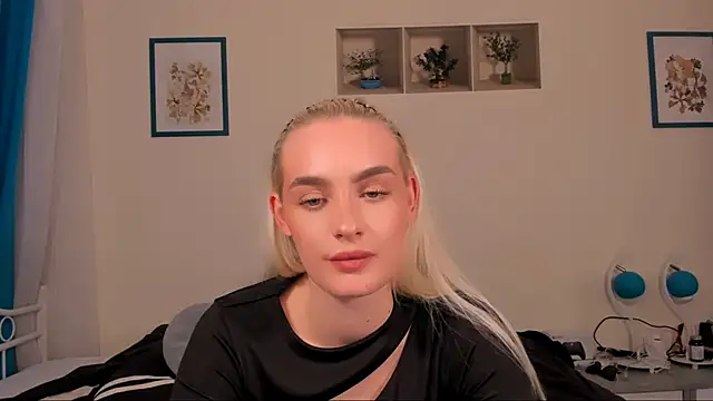 Snapshot of OliviaKisss chatting on April 15, 7:58 pm OliviaKisss online show from April 15, 7:58 pm
