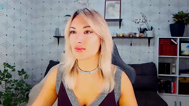 Snapshot of MillaXQueen chatting on November 4, 1:54 pm MillaXQueen online show from November 4, 1:54 pm