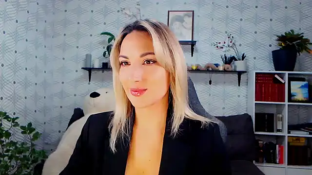 Snapshot of MillaXQueen chatting on November 11, 2:28 pm MillaXQueen online show from November 11, 2:28 pm