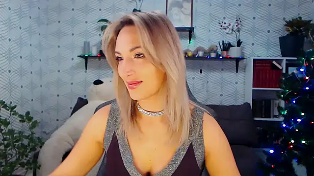 Snapshot of MillaXQueen chatting on December 14, 7:25 am MillaXQueen online show from December 14, 7:25 am