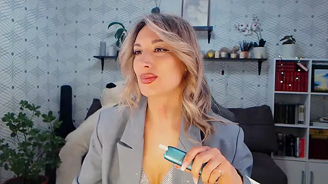 MillaXQueen online show from April 7, 11:21 am