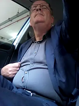 stiffandlubedxh online show from December 10, 7:37 am