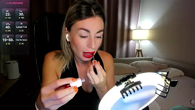 Snapshot of DannaEvan chatting on November 28, 1:30 am DannaEvan online show from November 28, 1:30 am