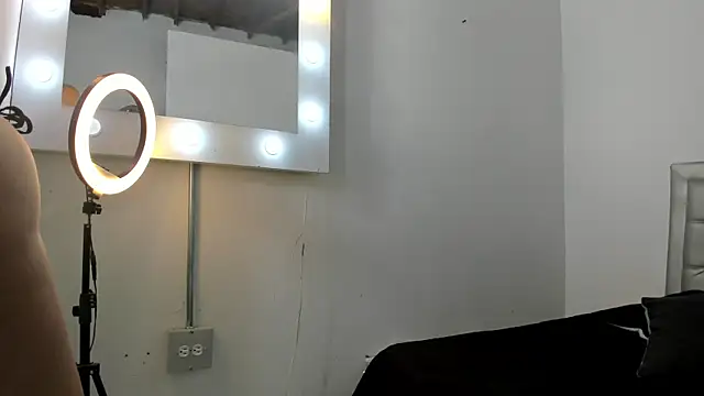 Snapshot of SEXXYLATINCOUPLE1 chatting on October 29, 10:17 am SEXXYLATINCOUPLE1 online show from October 29, 10:17 am