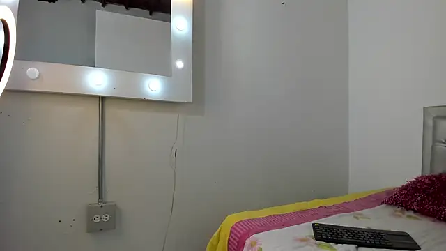 Snapshot of SEXXYLATINCOUPLE1 chatting on December 4, 10:13 am SEXXYLATINCOUPLE1 online show from December 4, 10:13 am