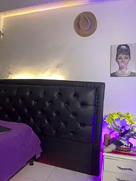 lonely shewolf online show from December 17, 7:20 pm