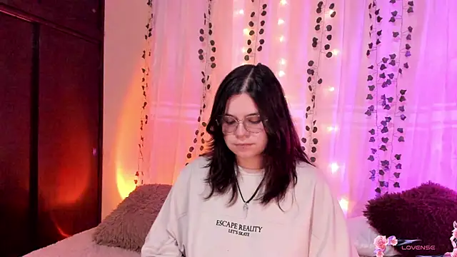 Snapshot of Mey_moon chatting on December 4, 9:57 pm Mey moon online show from December 4, 9:57 pm