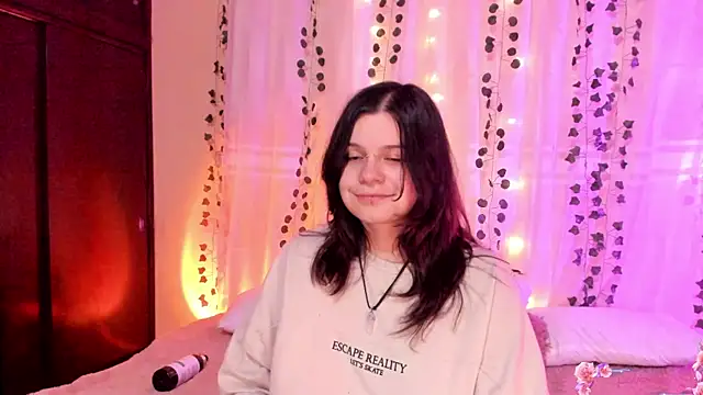 Snapshot of Mey_moon chatting on December 7, 12:19 am Mey moon online show from December 7, 12:19 am