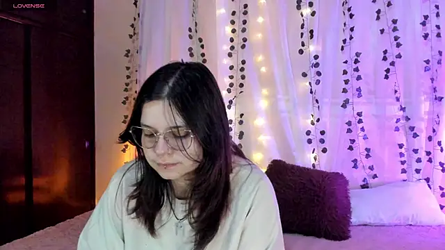 Snapshot of Mey_moon chatting on December 11, 8:18 pm Mey moon online show from December 11, 8:18 pm