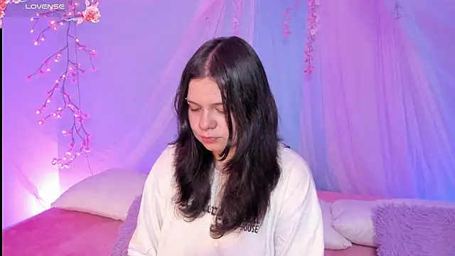 Snapshot of Mey_moon chatting on July 7, 3:42 am Mey moon online show from July 7, 3:42 am