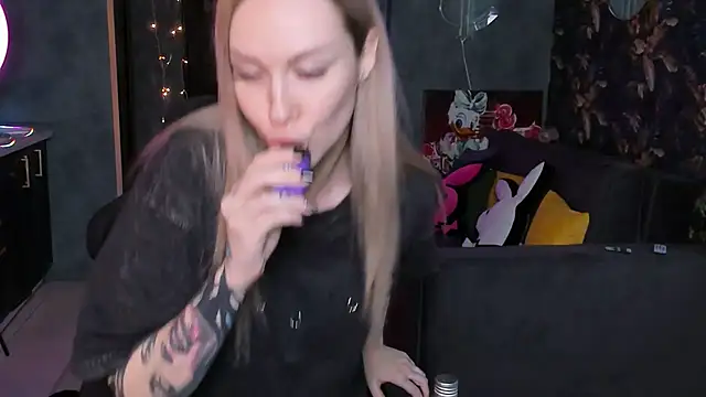 Blckmirrorr online show from December 18, 8:42 am