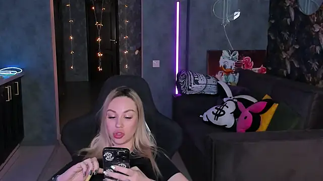 Blckmirrorr online show from March 17, 6:55 pm