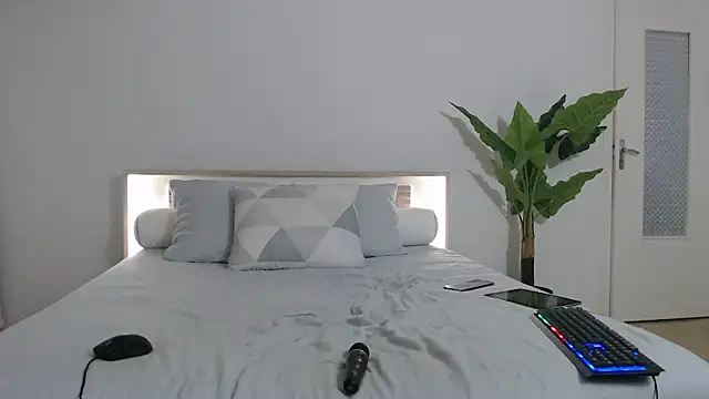 Crystal-dreamt online show from March 22, 5:31 pm