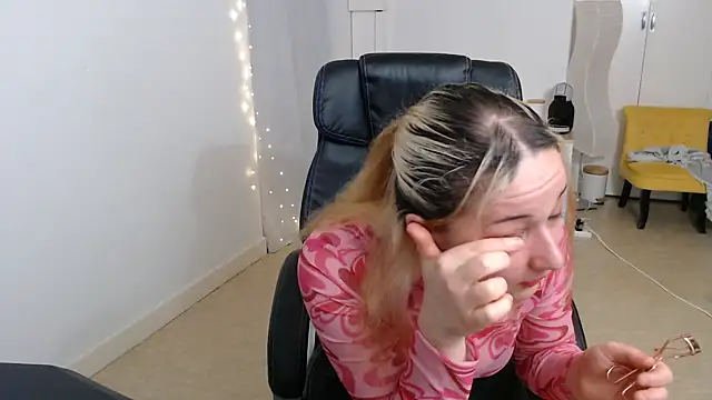 Crystal-dreamt online show from October 14, 5:41 am