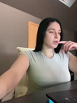 moniqque online show from October 13, 1:33 pm