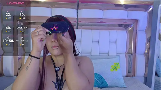 valkiria moore online show from February 6, 8:01 pm