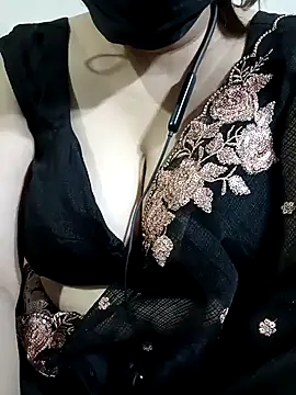 Snapshot of Sexybomb33 chatting on December 3, 9:34 pm Sexybomb33 online show from December 3, 9:34 pm