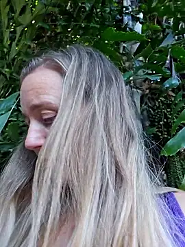 Snapshot of SkyelarSommer chatting on October 18, 9:59 pm SkyelarSommer online show from October 18, 9:59 pm