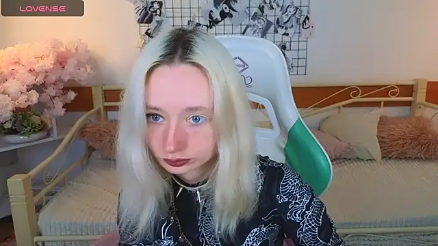 Snapshot of Katia_Kim chatting on April 15, 5:03 am Katia Kim online show from April 15, 5:03 am