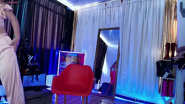 Snapshot of LatexDevil_Blondie chatting on February 24, 1:10 pm LatexDevil Blondie online show from February 24, 1:10 pm