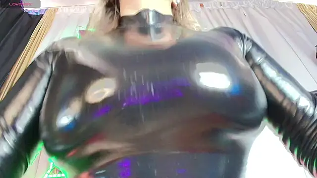 Snapshot of LatexDevil_Blondie chatting on February 27, 2:32 pm LatexDevil Blondie online show from February 27, 2:32 pm