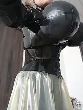Snapshot of LatexDevil_Blondie chatting on June 10, 1:32 pm LatexDevil Blondie online show from June 10, 1:32 pm