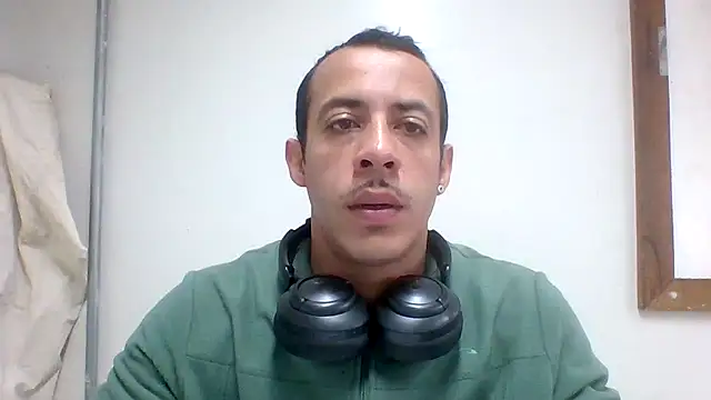 Snapshot of MachoScorpionCaralho chatting on June 3, 1:36 pm MachoScorpionCaralho online show from June 3, 1:36 pm