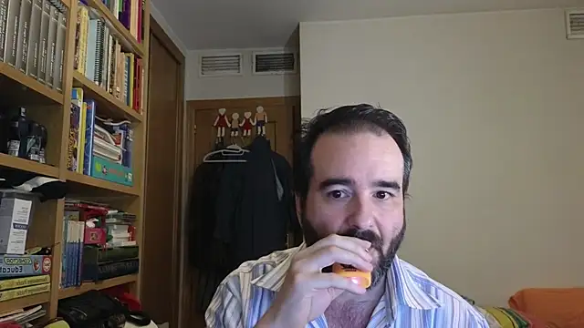 Snapshot of curiosillo83 chatting on July 18, 9:46 am curiosillo83 online show from July 18, 9:46 am