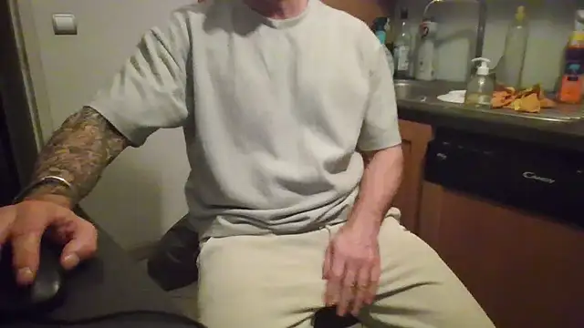 Snapshot of jouet75 chatting on March 3, 8:37 pm jouet75 online show from March 3, 8:37 pm