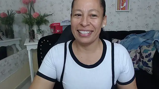 Snapshot of mature_martina chatting on March 21, 12:06 pm mature martina online show from March 21, 12:06 pm
