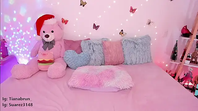 Zara uwu  online show from December 12, 1:49 pm