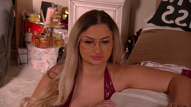 Denisse Perry online show from April 12, 11:32 pm