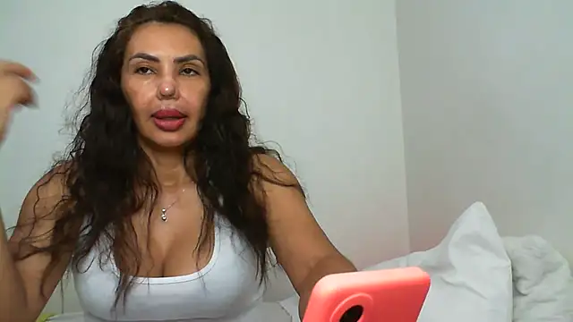 Snapshot of salome__milf chatting on November 25, 5:40 am salome milf online show from November 25, 5:40 am