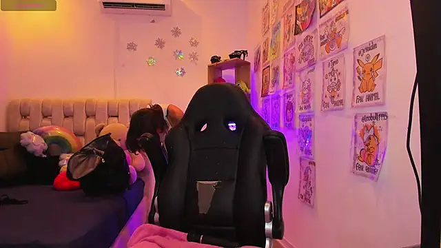 Snapshot of Gorgeous_Team chatting on February 19, 11:04 pm Gorgeous Team online show from February 19, 11:04 pm