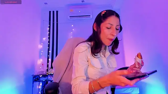 Snapshot of Gorgeous_Team chatting on February 21, 8:21 pm Gorgeous Team online show from February 21, 8:21 pm