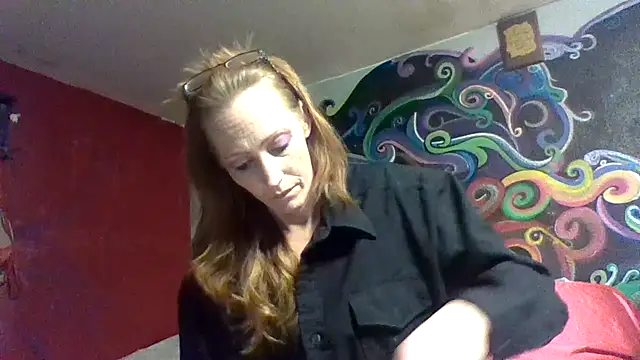 Snapshot of 4EyedSluttyGinger chatting on December 11, 10:25 am 4EyedSluttyGinger online show from December 11, 10:25 am