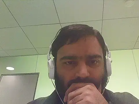 Snapshot of JohnBond009 chatting on May 18, 9:04 am JohnBond009 online show from May 18, 9:04 am