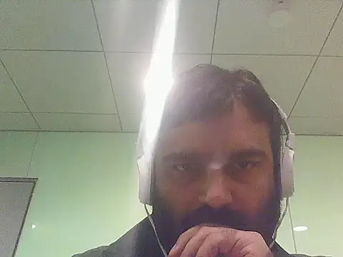 Snapshot of JohnBond009 chatting on May 21, 10:22 am JohnBond009 online show from May 21, 10:22 am