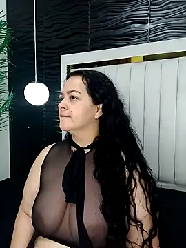 Snapshot of lucia_vonne_ chatting on February 12, 11:40 am lucia vonne online show from February 12, 11:40 am